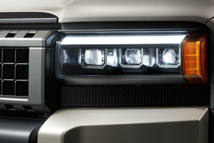Toyota Land Cruiser Large SUV 2.8D-4D Invincible Auto close up