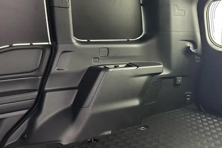 Toyota Land Cruiser Small Van Cmmrcl 2.8D 204hp Auto close up