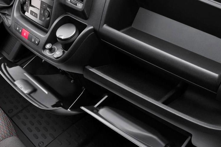 Citroen Relay Ready To Run Tipper Crew Cab 35 L3 2.2BlHDi 140 Enterprise Edition close up