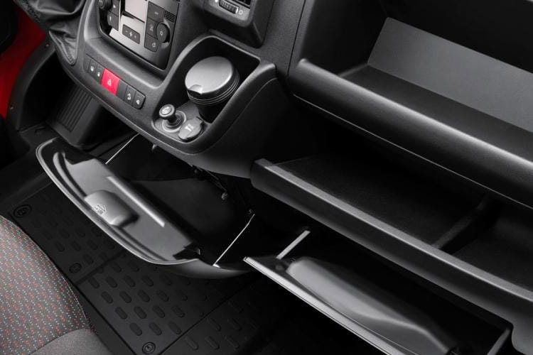 Citroen Relay Ready To Run Luton Van Lwfl Luton 35 L3 2.2BlHDi 140 Enterprise Edition close up