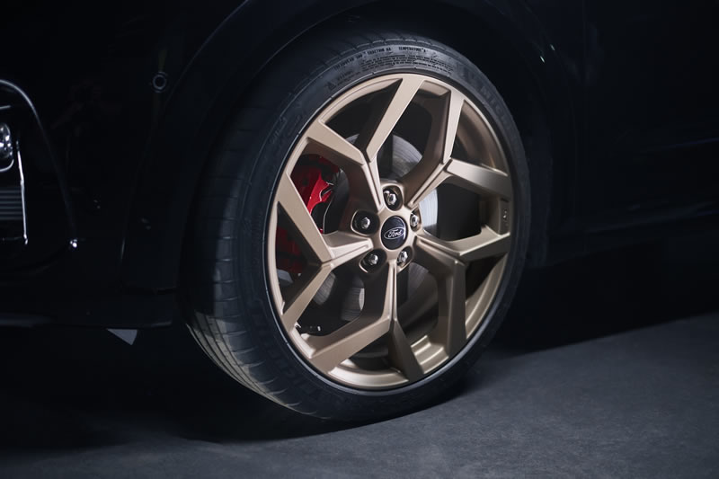 2022 Ford Puma ST Gold Edition wheels with red brake calipers
