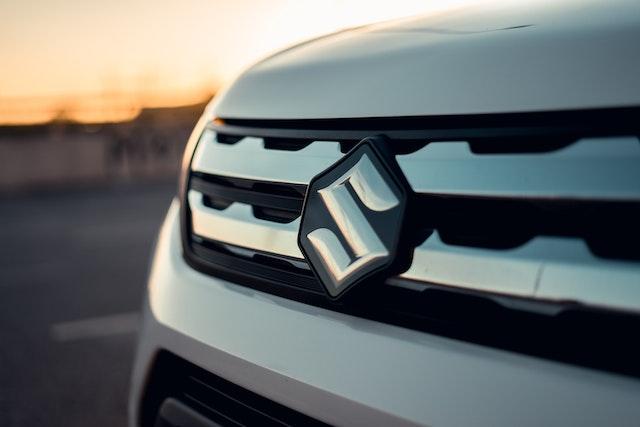 Image of the Suzuki Logo on he Front of a Car