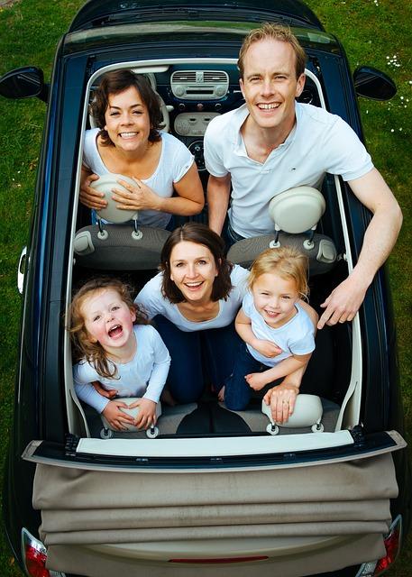 Family in a Car (uk-car-discount.com)